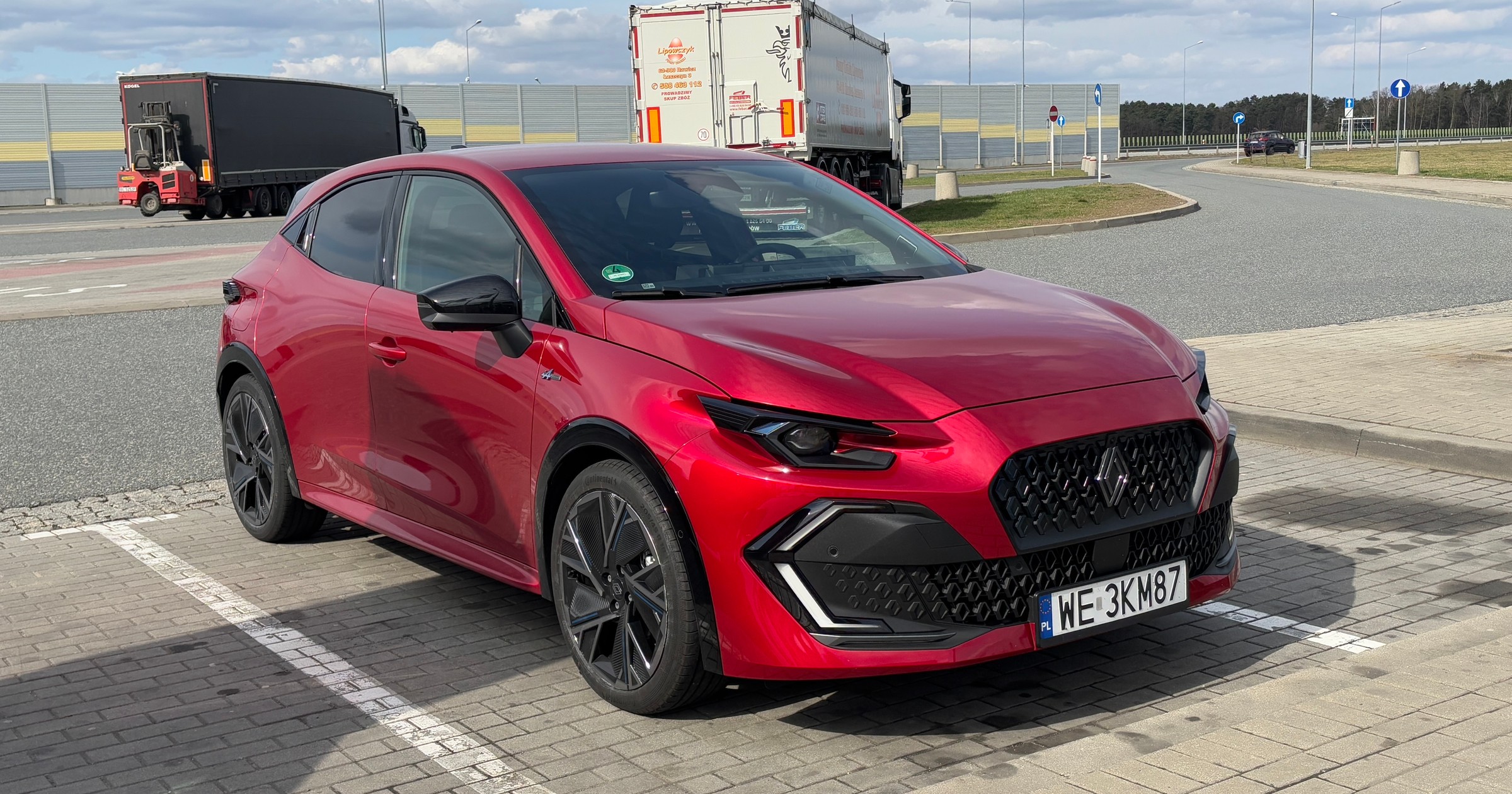 Hybrydowe Renault Clio na autostradzie