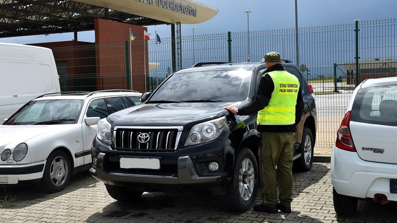 Funkcjonariusz Straży Granicznej i odzyskana Toyota Land Cruiser