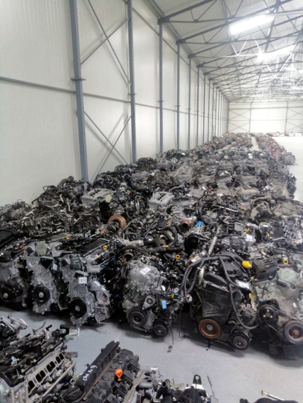 Dziupla samochodowa ze skradzionymi autami i częściami zamiennymi