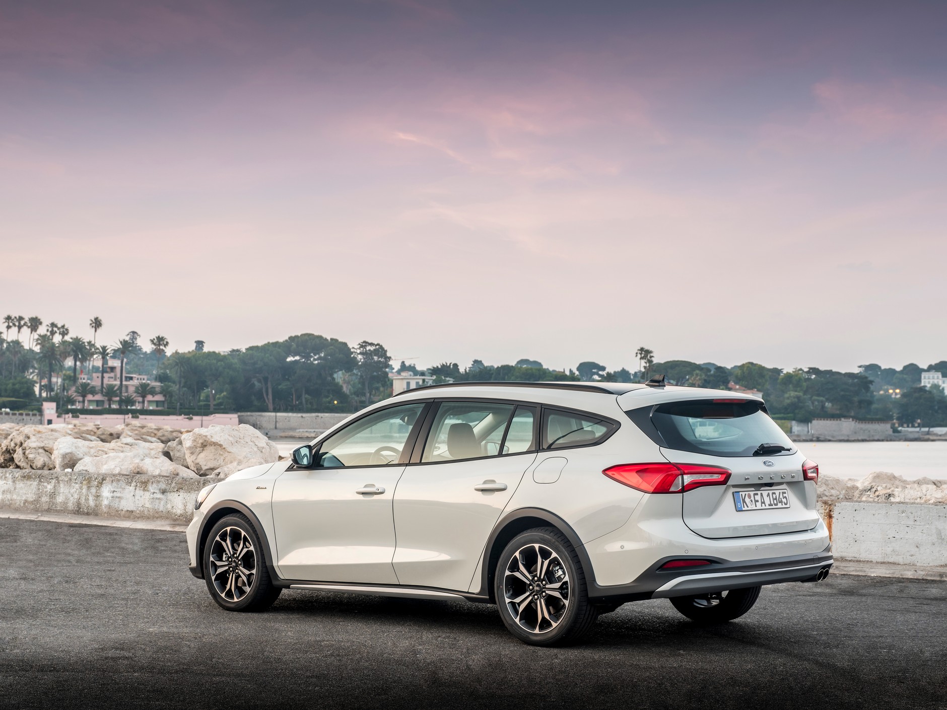 Ford Focus Active – (w kb. od 94 700 zł) to większy o 30 mm prześwit, listwy i płyty ochronne, srebrne nakładki progowe i dwa dodatkowe tryby jazdy: Slippery i Trail.