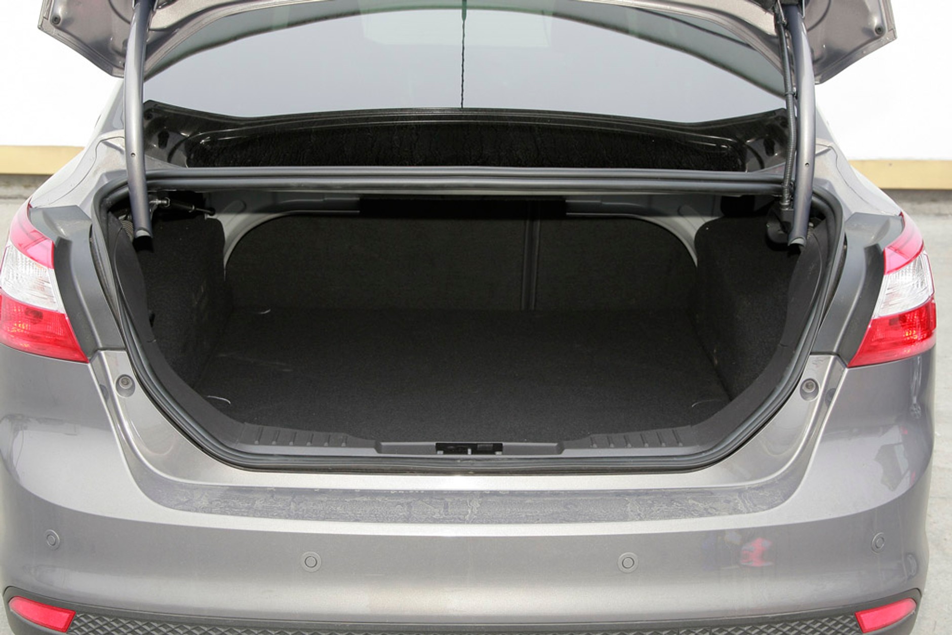 Ford Focus kontra Toyota Corolla i Mitsubishi Lancer: kompaktowy sedan? Dlaczego nie!