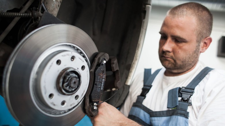 Co zrobić, żeby auto dobrze hamowało?