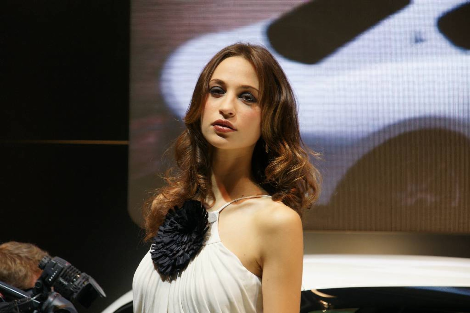 Paryż 2010: dziewczyny i samochody (galeria 3.)