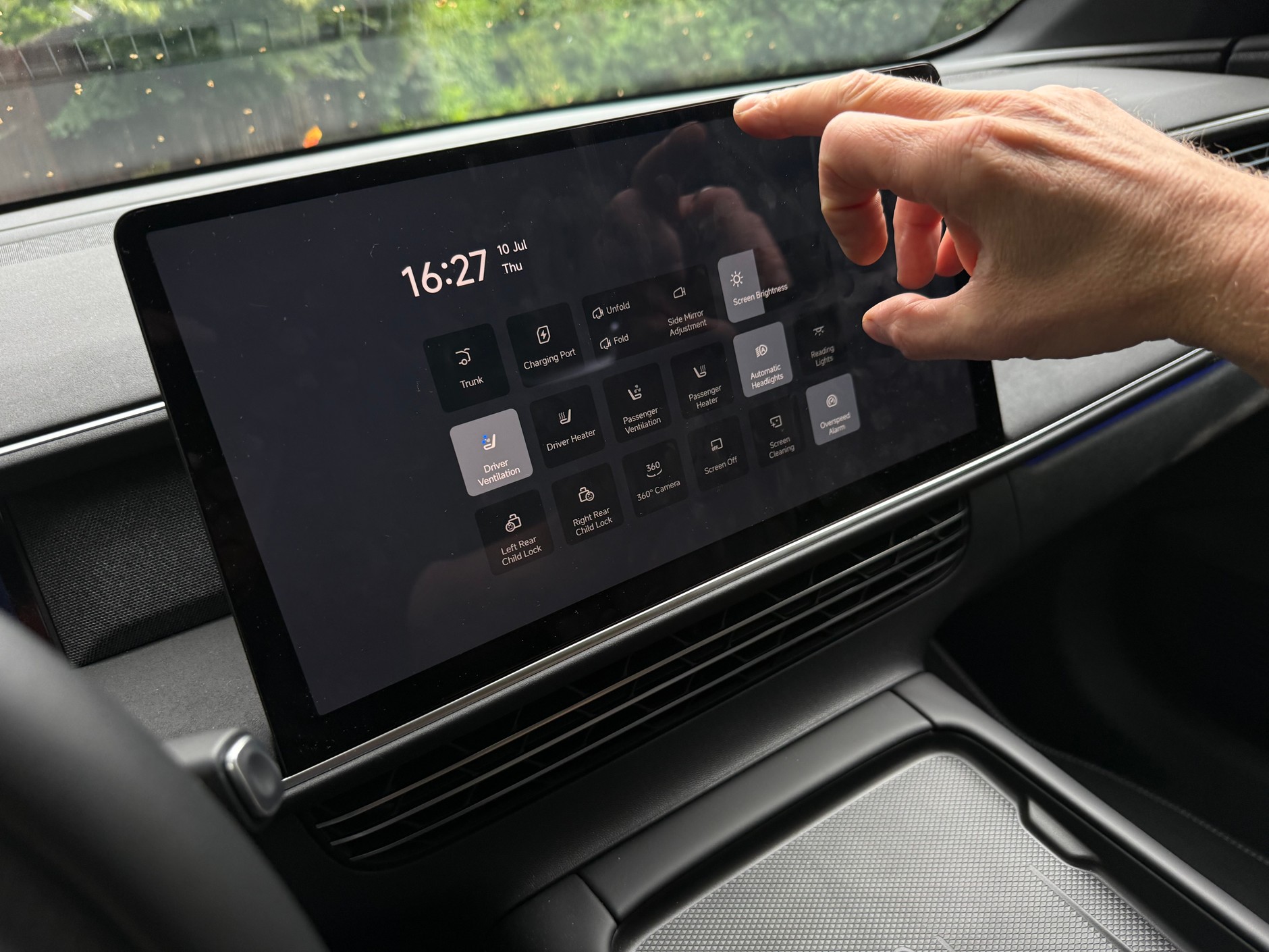 XPeng G6 AWD Performance – jak w telefonie, przesuwając palcem w dół od krawędzi ekranu wywołujemy menu sprzętowe