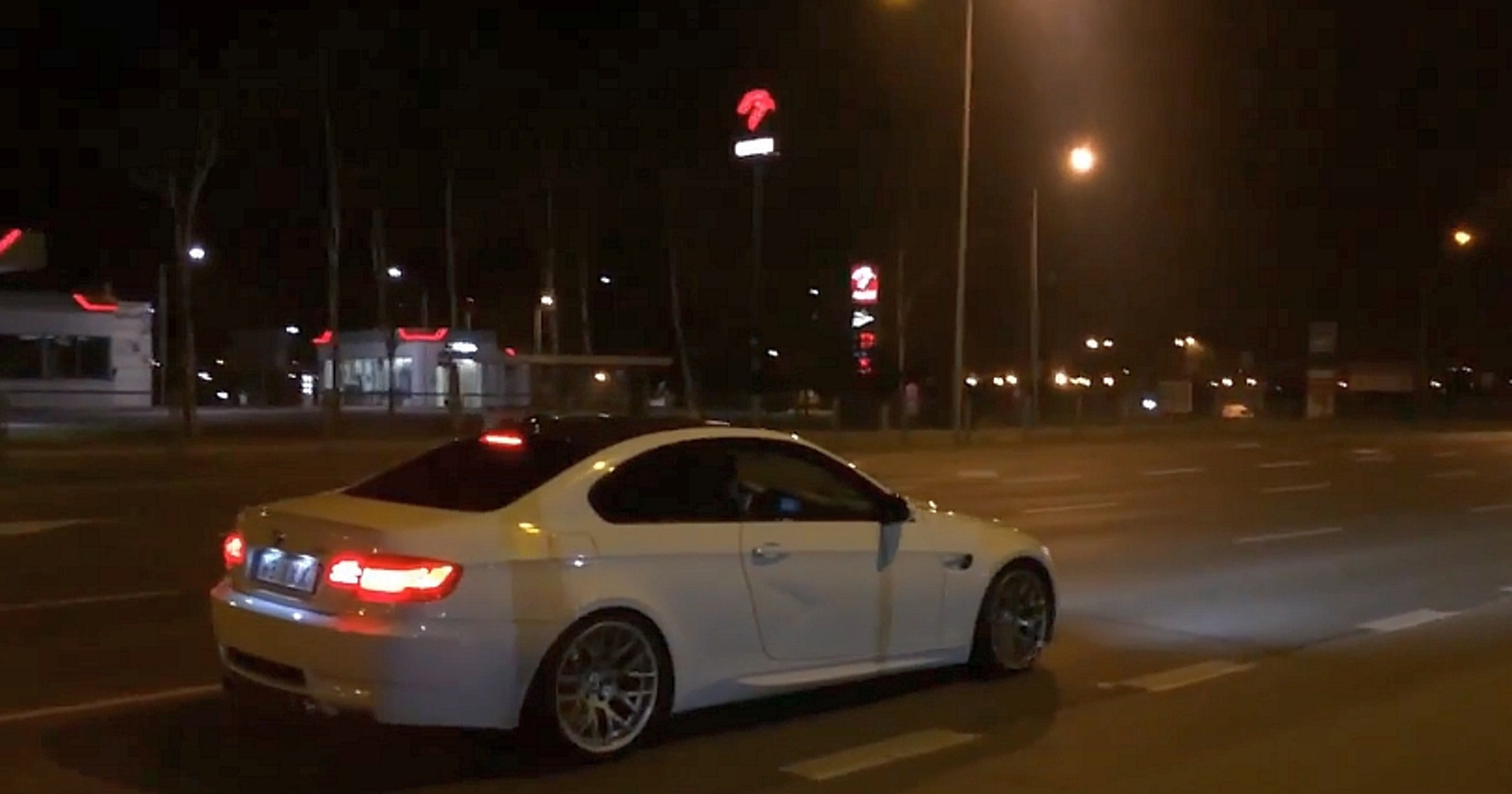 Frog w białym BMW M3