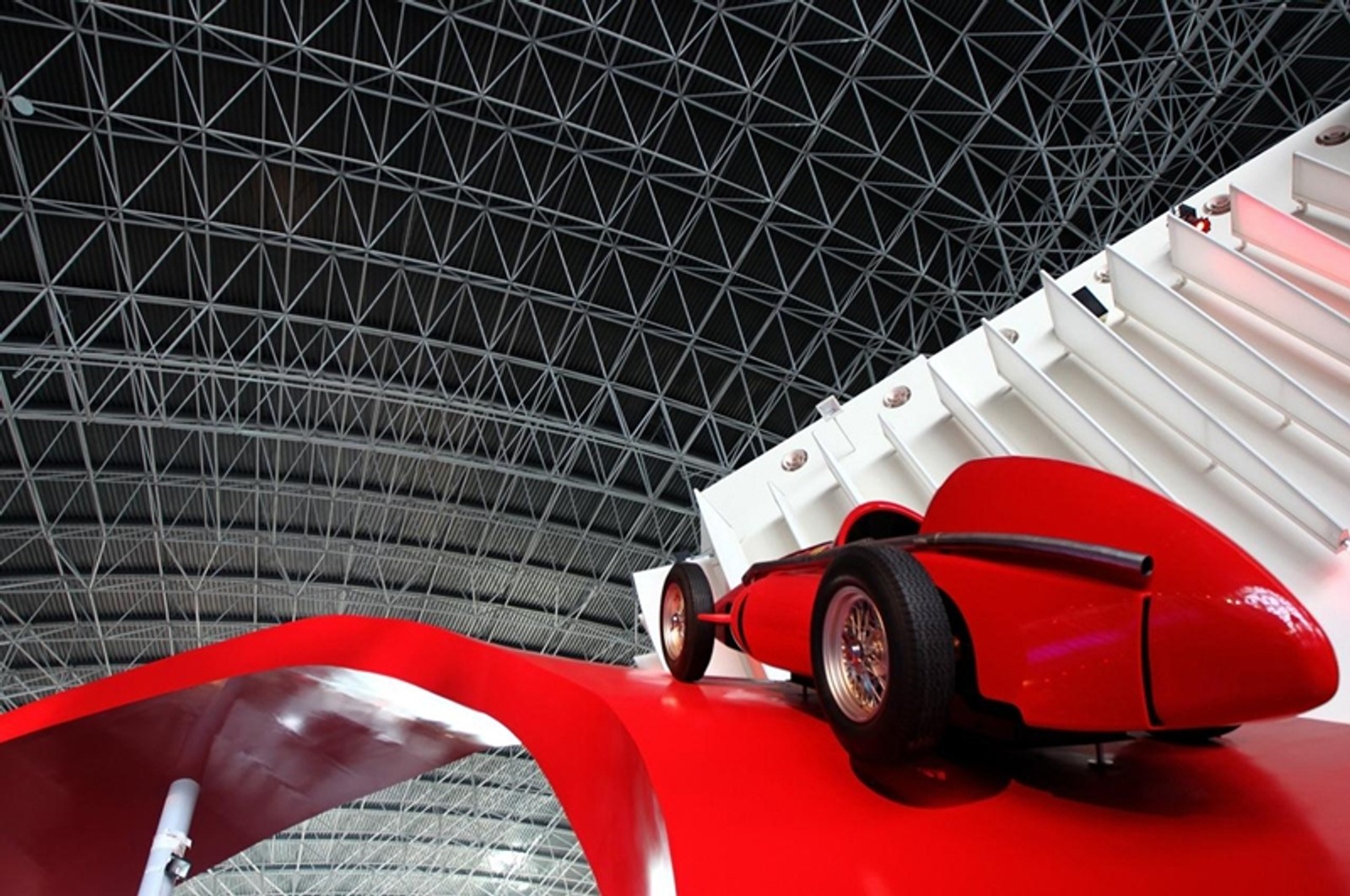 Ferrari World Abu Dhabi zaprasza