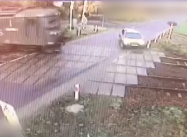 Zlekceważył znak "STOP" przed przejazdem i zderzył się z pociągiem
