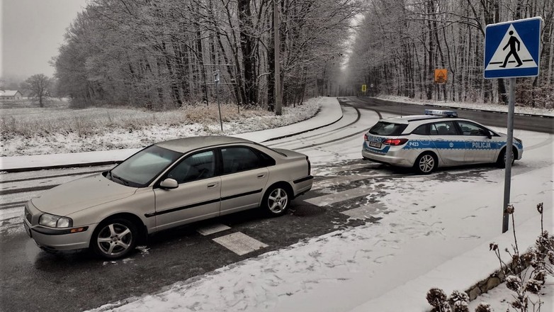 Dąbrowa Górnicza: auto zaparkowane na "zebrze", a w środku pijany mężczyzna