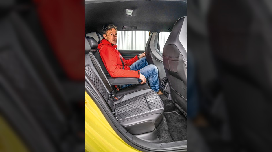 Volkswagen Golf 1.5 eTSI - tylna kanapa