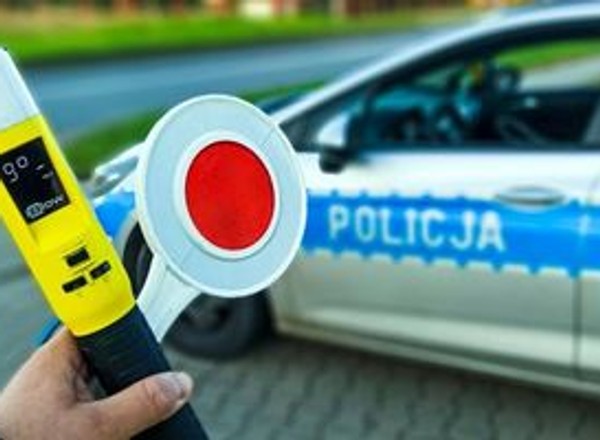 Małżeństwo śledziło 67-letniego kierowcę forda. Musiała interweniować policja