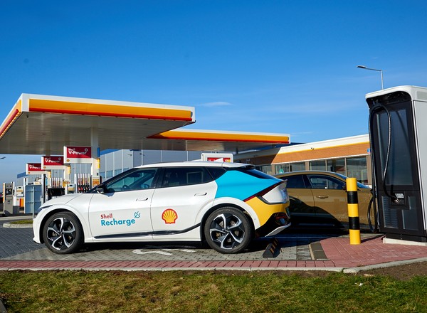 Shell z nowymi ładowarkami, dostępem do hubów ładowania i nową stacją tankowania gazu LNG