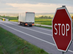 Ignorują znak B-20 i dostają mandaty albo gorzej. To najważniejszy znak na drodze
