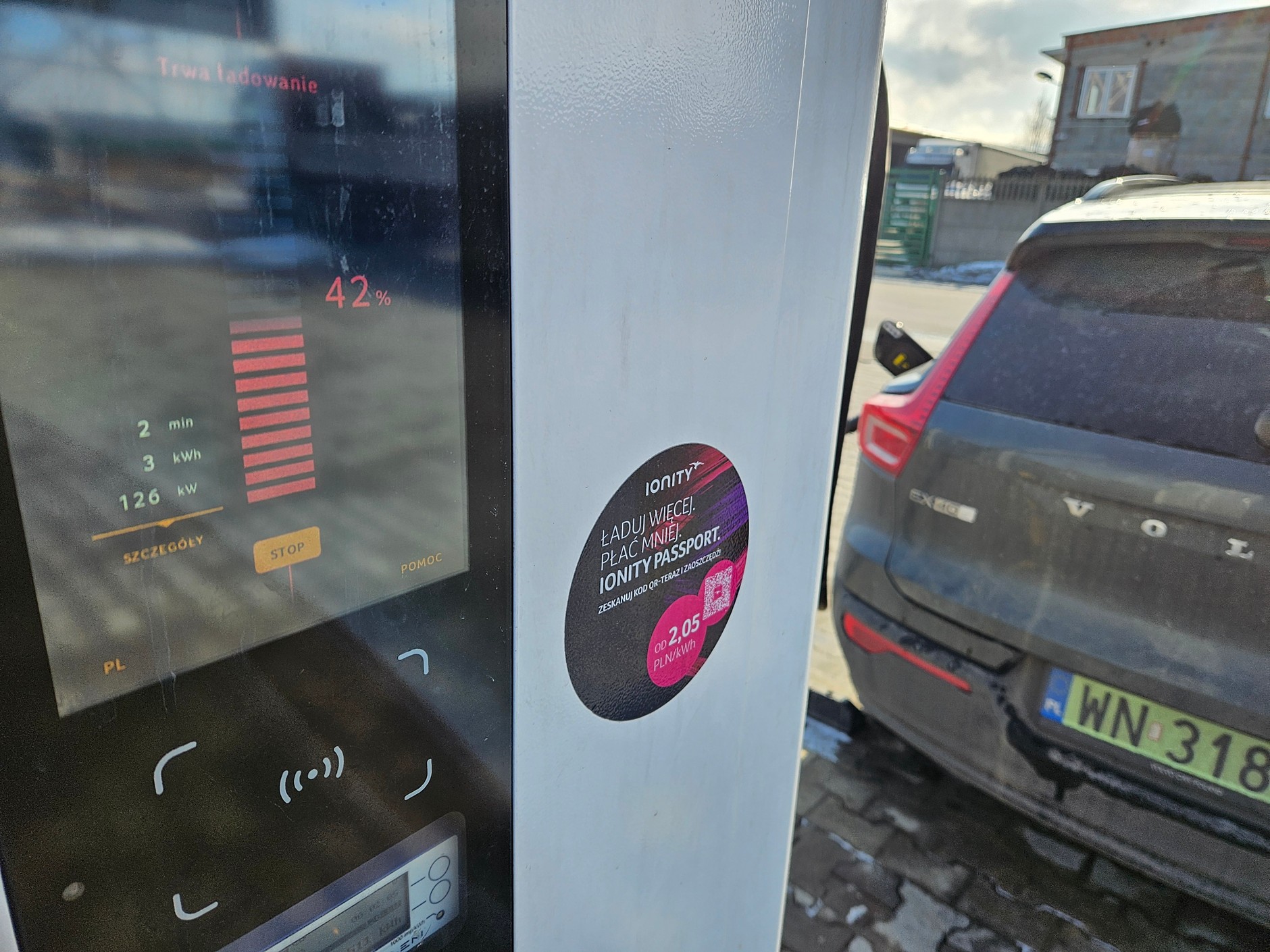 Przy kolejnym postoju sytuacja się powtórzyła: planer podróży dość poprawnie określił czas dojazdu na miejsce i pozostały procent baterii, ale szacunki dotyczące czasu uzupełniania energii były nazbyt optymistyczne. 