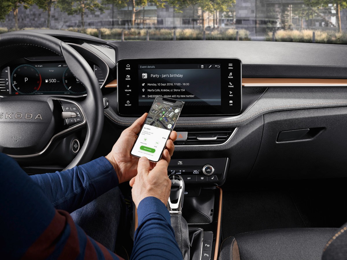 Na przykładzie Škoda Connect widać, jak bardzo aplikacja może zmienić codzienną jazdę. Smartfon staje się pilotem do auta, który reaguje szybciej niż twoje przyzwyczajenia