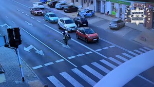 Pędził na tylnym kole przez pasy. Karma wróciła natychmiast
