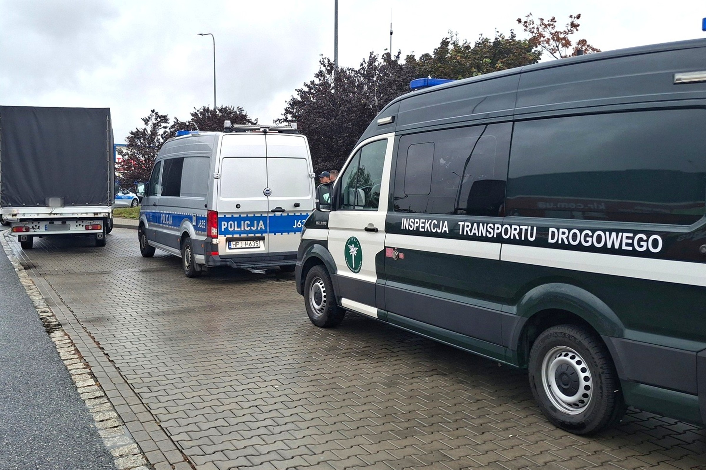 Pokazali inspektorom ITD po dwa dowody rejestracyjne. Sprawę przejęła policja