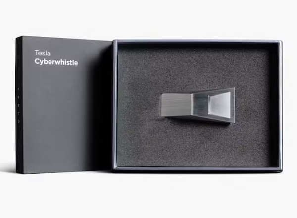 Tesla Cyberwhistle to sprzedażowy hit. Jednak tym razem Elon Musk nie oferuje samochodu