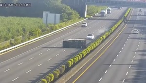 Kolejny spektakularny wypadek Tesli - autopilot nie zastąpi kierowcy