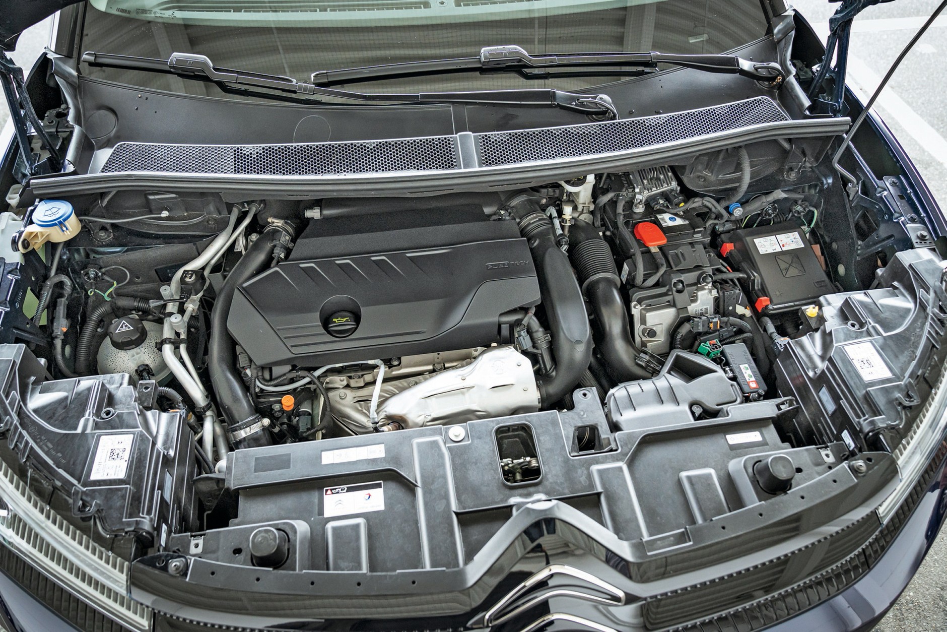 Citroen C5 Aircross (2022, I FL) - część spalinową 224-konnej hybrydy stanowi znany silnik 1.6 turbo. Skrzynia biegów jest tradycyjna, automatyczna i ma 8 przełożeń.