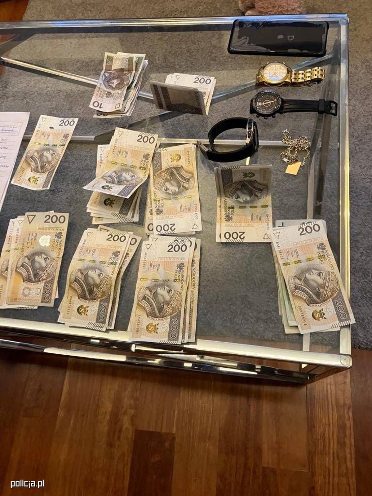 Wyłudzali odszkodowania za luksusowe auta. Policja rozbiła szajkę