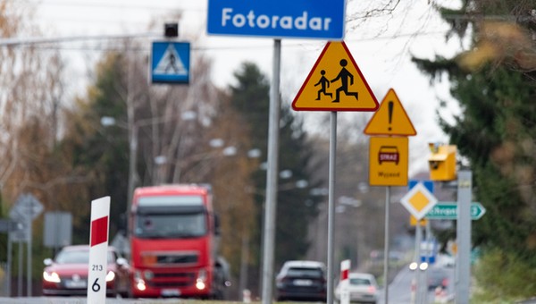 Słupki przy polskich drogach. Do czego tak naprawdę służą?