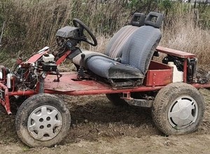 Złożył własny czterokołowiec i wyruszył nim na drogę. Spowodował wypadek