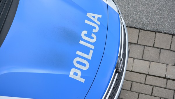 Spektakularne dachowanie w centrum Warszawy. Autor wyczynu to nie byle kto