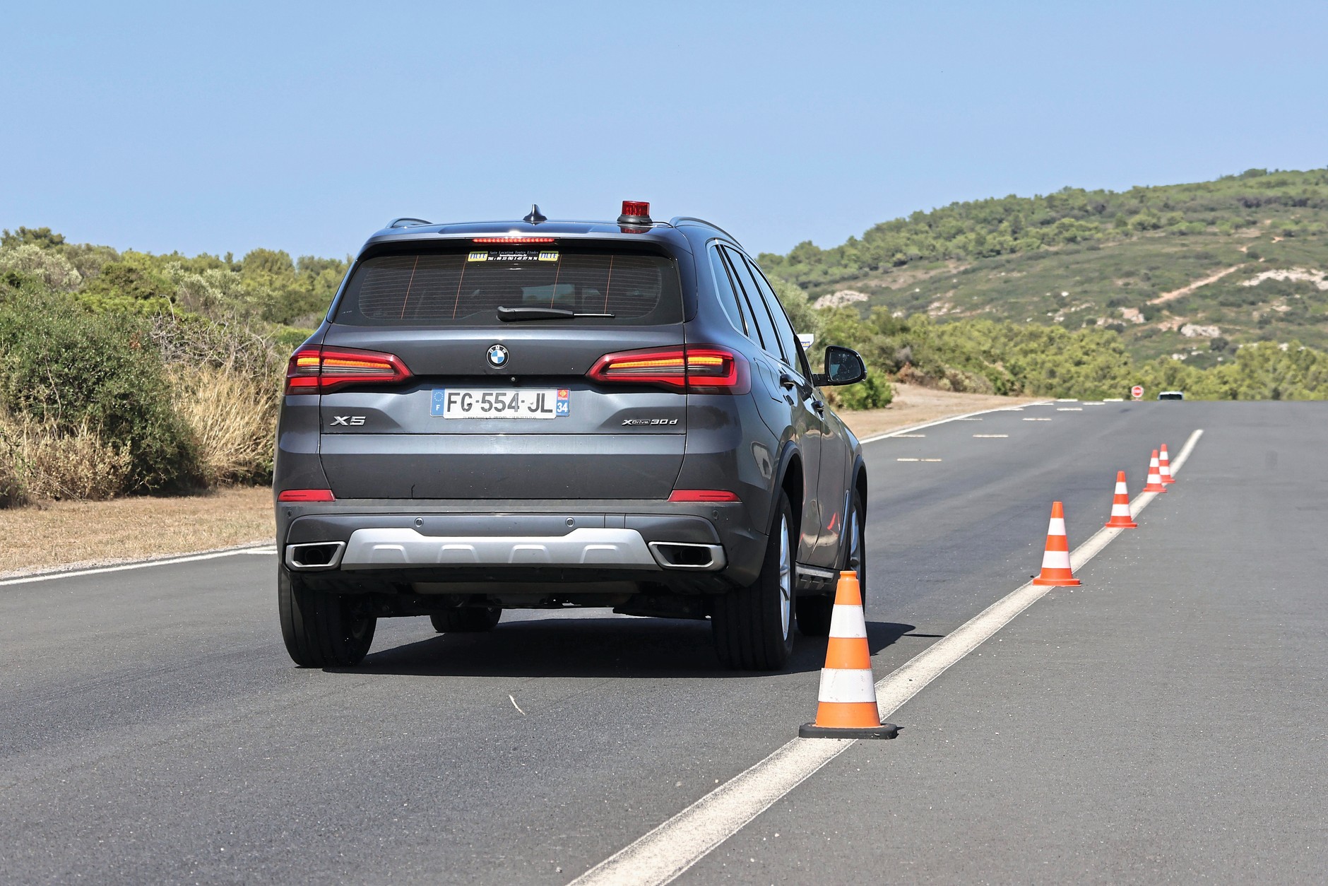 Podczas upałów zamontowane w aucie opony zimowe, ale często też całoroczne, mogą wydłużać drogę hamowania