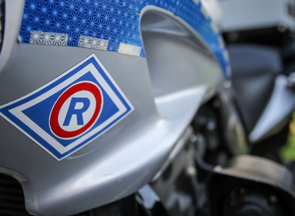 Uderzył w zaparkowane auto, a potem w miejski autobus. Teraz stanie przed sądem