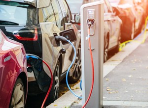 Pojazdy elektryczne coraz popularniejsze. Tylko czy są bezpieczne dla zdrowia? Jest odpowiedź Ministerstwa Zdrowia