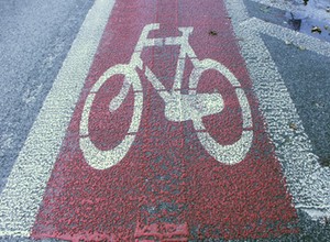 Pas dla rowerów… z przeszkodami dla samochodów