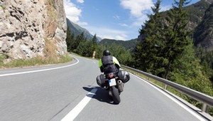 Tyrol podtrzymuje zakaz jazdy dla głośnych jednośladów. Ograniczenie dotyczy także Polaków