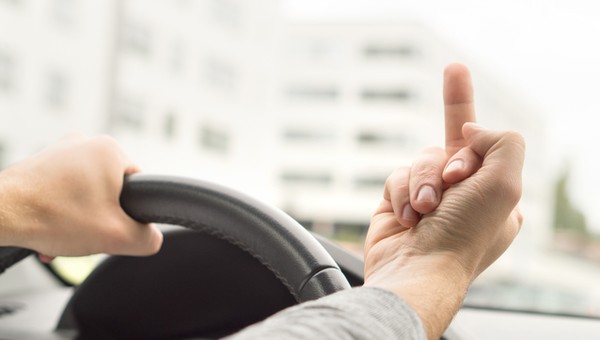 Kierowca skazany za pokazanie środkowego palca. Sąd: Ten gest to przestępstwo