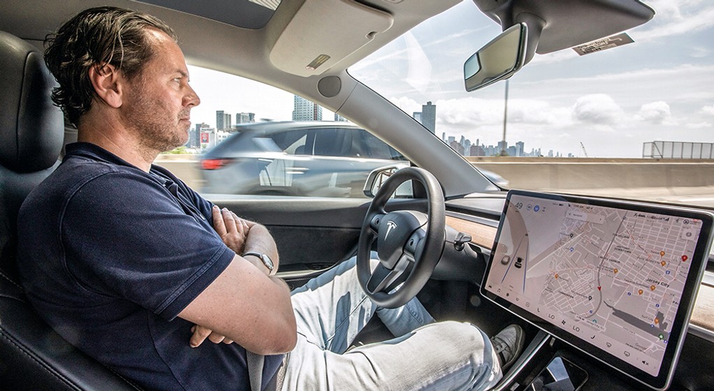 Upalny dzień i korek na autostradzie. Czy klimatyzacja wydrenuje zasięg?