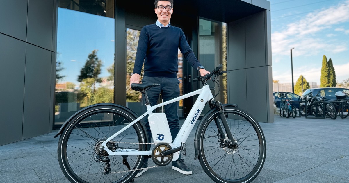 Rower wodorowy, a za nim Michał Seidel, prezes firmy Groclin