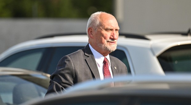 Poseł Macierewicz próbuje odzyskać prawo jazdy. Internet się śmieje