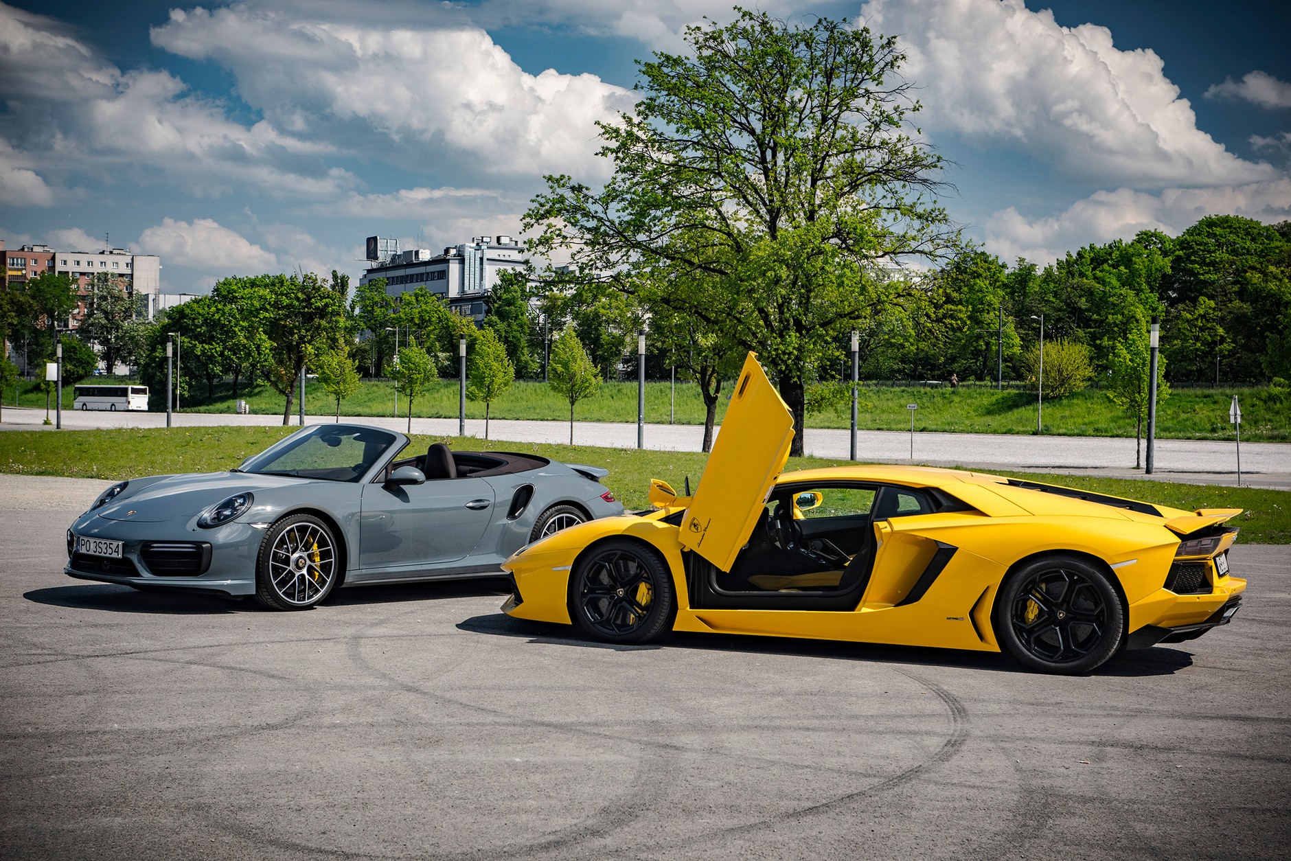 Lamborghini Aventador Coupe vs. Porsche 911 Tubo Cabrio