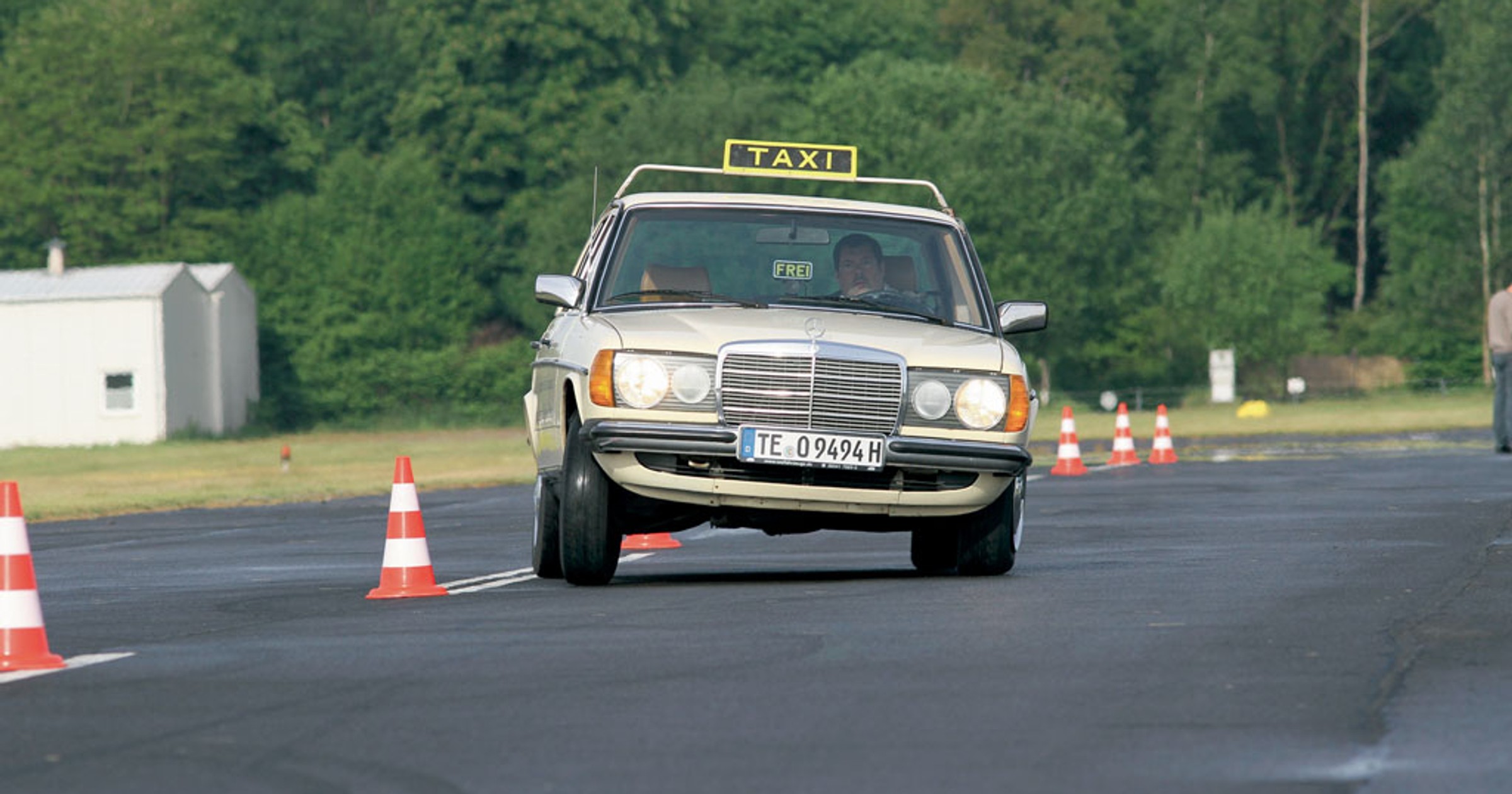 Mercedes W123 kontra Austin FX4Q - która taksówka jest lepsza?