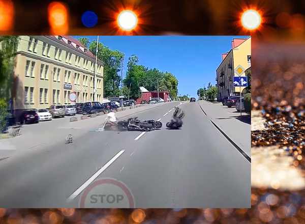 Roztrzaskali się przed drzwiami komendy. Kierujący skuterem miał niezapięty kask  [Nagranie]