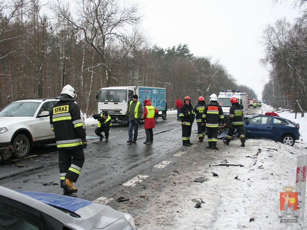 Siła uderzenia wyrzuciła silnik pod jadące BMW