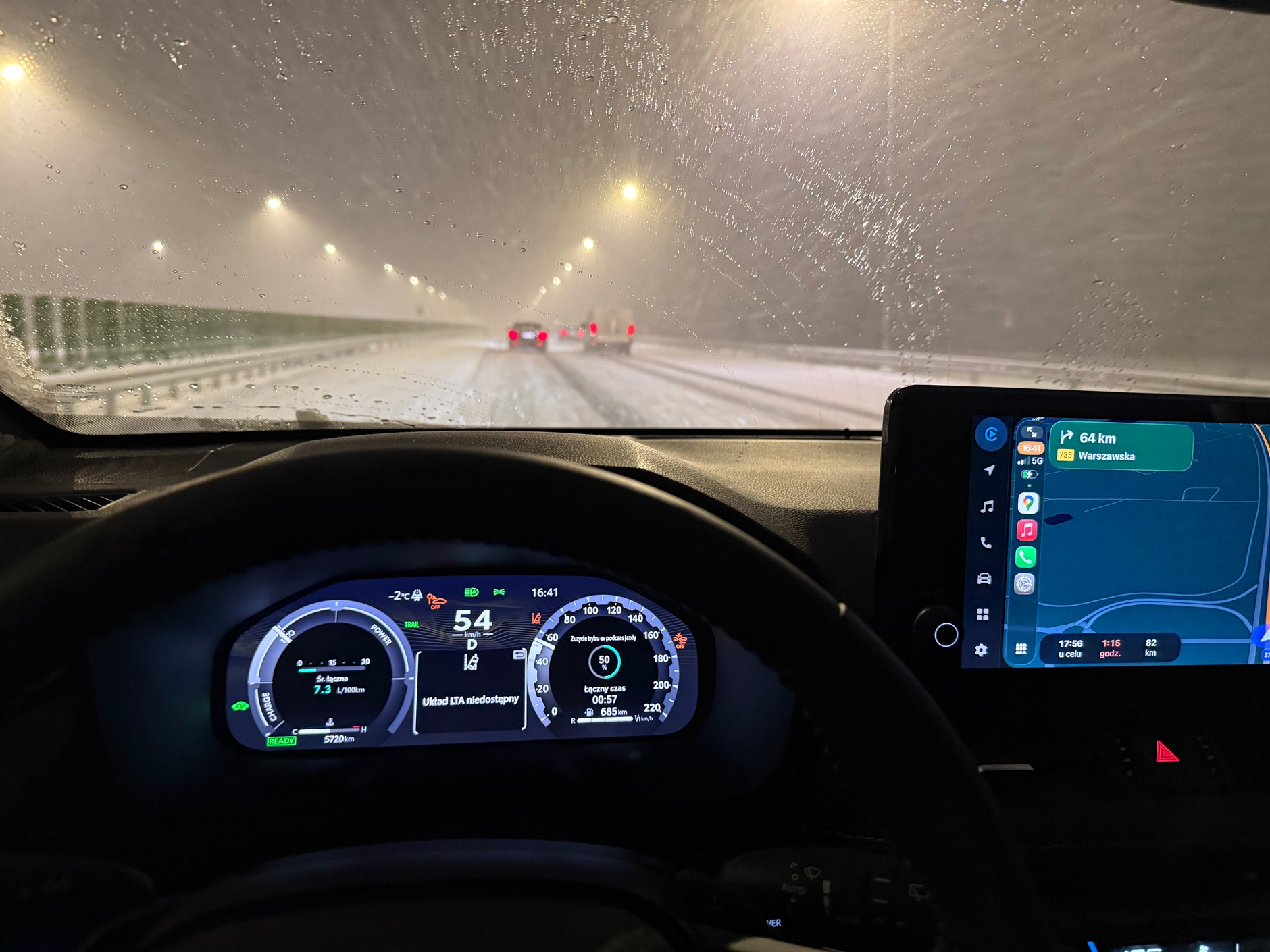 Auto może mieć kompletne wyposażenie, ale jeśli nie opłacimy abonamentu, to z niego nie skorzystamy. 