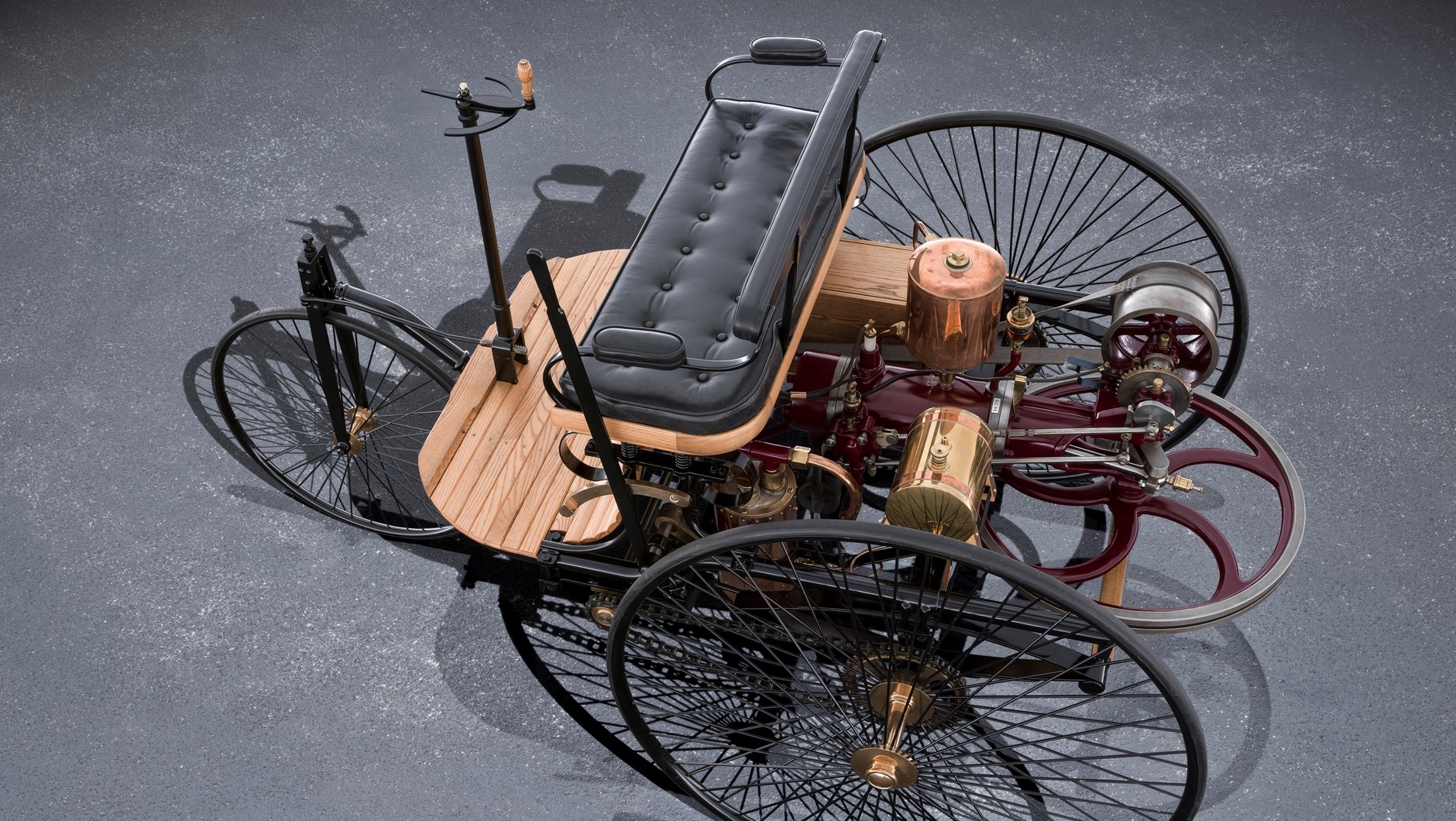 Na takie modele jak Benz Patent-Motorwagen z 1886 r. mówiło się automobile. Ten Benz ma jeszcze drążek zamiast okrągłej kierownicy.