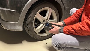 Odpali auto i napompuje koło. Coś takiego warto mieć w bagażniku