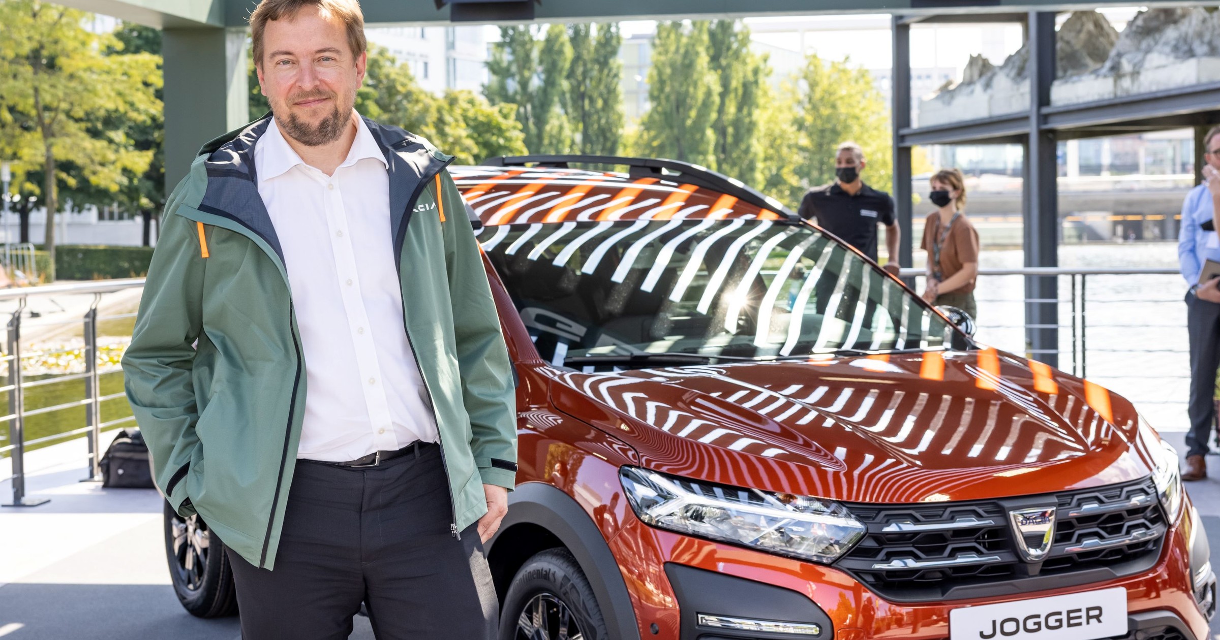 Xavier Martinet, globalny szef marketingu i sprzedaży Dacii (obok Dacii Jogger)
