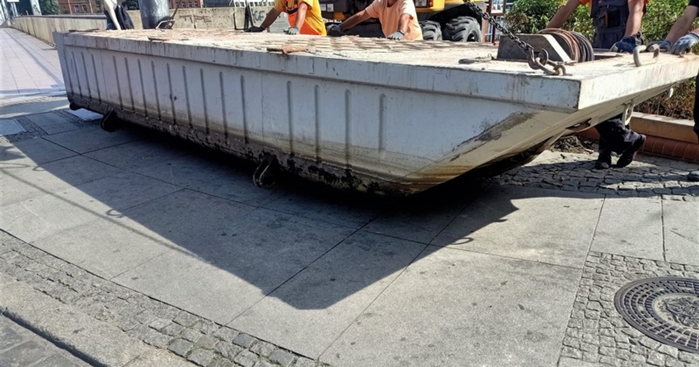 Stalowa barka spada na ulicę
