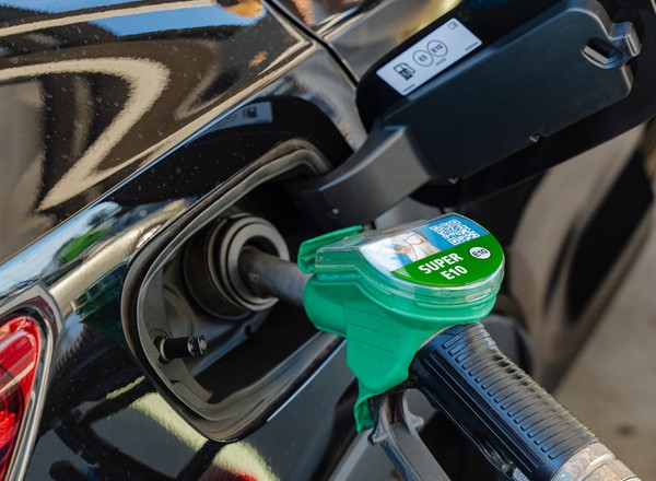 Zapytałem mechaników, czy benzyna E10 niszczy auta. "Do swojego bym jej nie nalał"