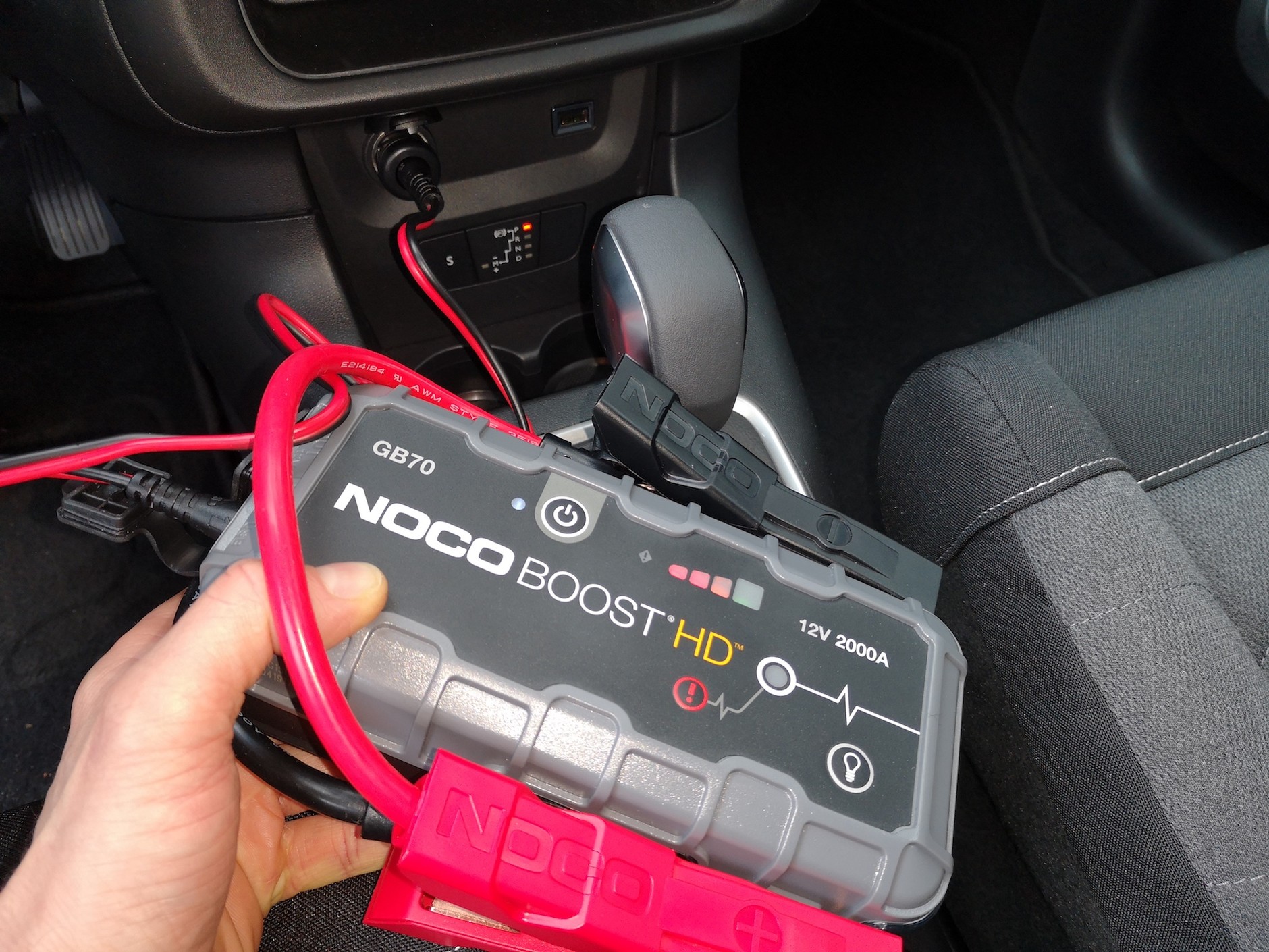 NIektóre boostery (starsze modele) mają dedykowane młądowarki, inne ładują się z gniazda USB, ciekawostką jest szybkie (2-3h) ładowanie z gniazda zapalniczki samochodowej