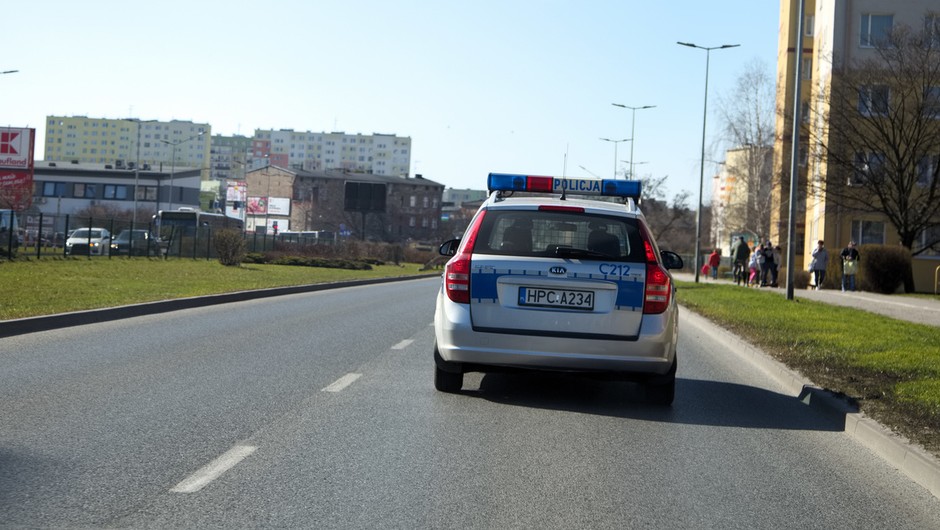 Obraz pochodzący z serwisu https://kujawsko-pomorska.policja.gov.pl/kb/informacje/wiadomosci/149226,Najpierw-uciekal-przed-policjantami-pozniej-chcial-im-wreczyc-lapowke.html