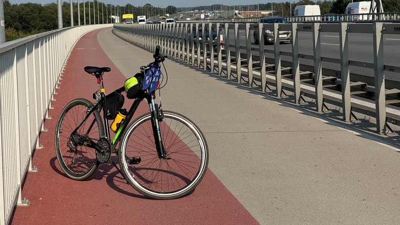 Rower na Moście Południowym w Warszawie