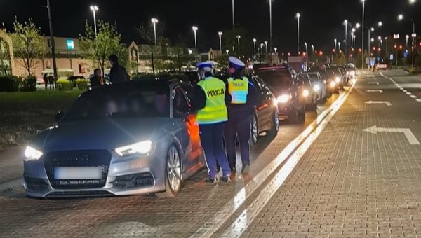 Kierowcy są śledzeni w sieci. Policja potem ich spotyka na drodze